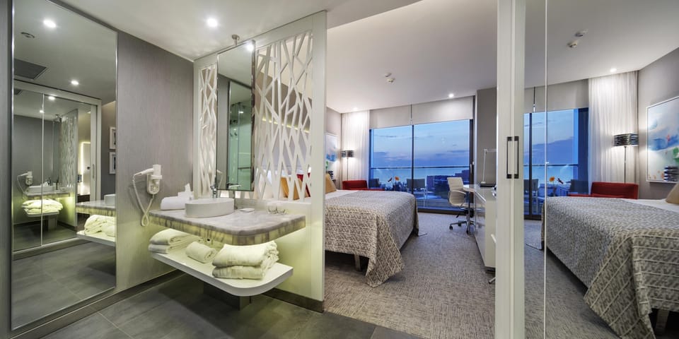 Standard Room, Sea View | Bathroom | Shower, free toiletries, hair dryer, towels