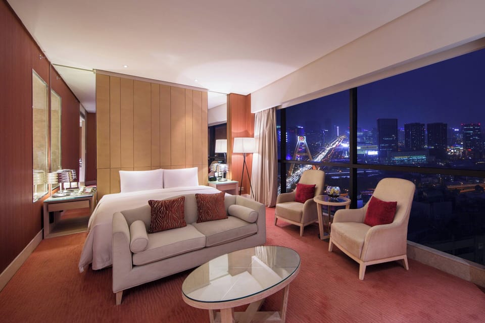 Club Non-Smoking King | Premium bedding, in-room safe, desk, laptop workspace