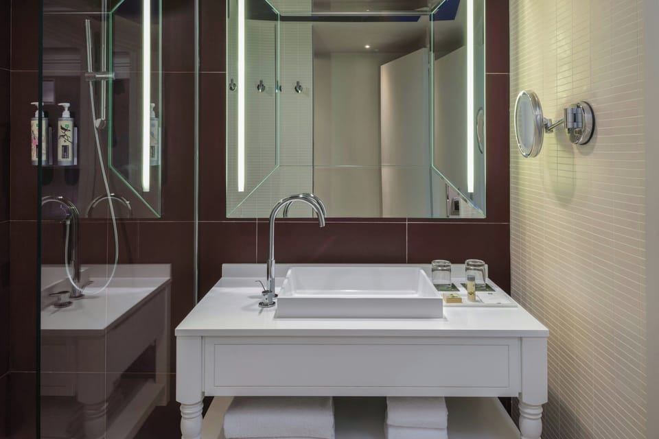 Classic Room, 1 King Bed, City View | Bathroom | Shower, hair dryer, towels