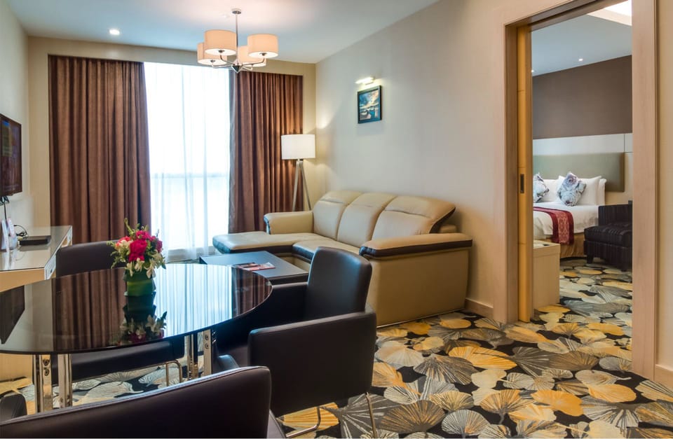 Executive Studio Suite, 1 King Bed | Living area | LED TV