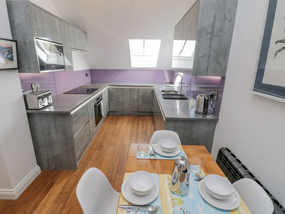 Cottage | Private kitchen | Fridge, microwave, dishwasher, electric kettle