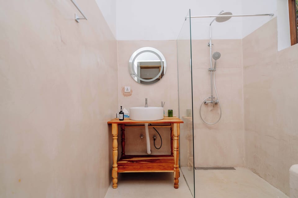 Deluxe Double Room | Bathroom | Shower, free toiletries, hair dryer, towels
