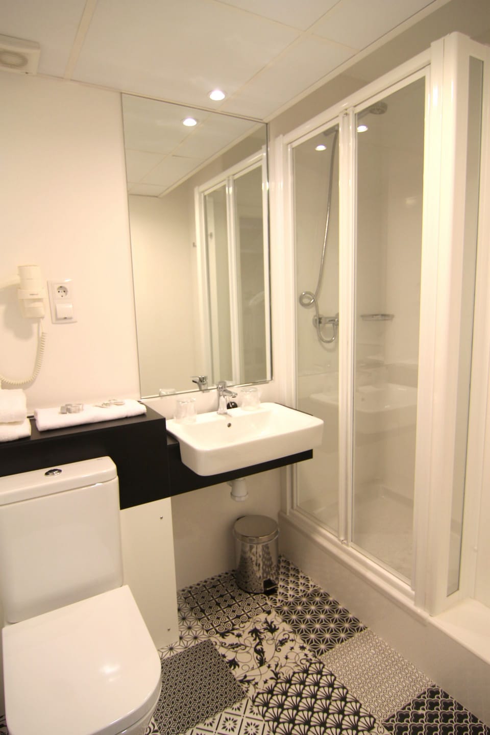 Double Room | Bathroom | Shower, free toiletries, hair dryer, towels