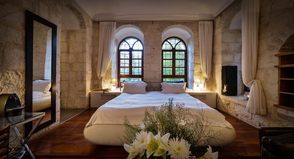 Egyptian cotton sheets, hypo-allergenic bedding, minibar, in-room safe