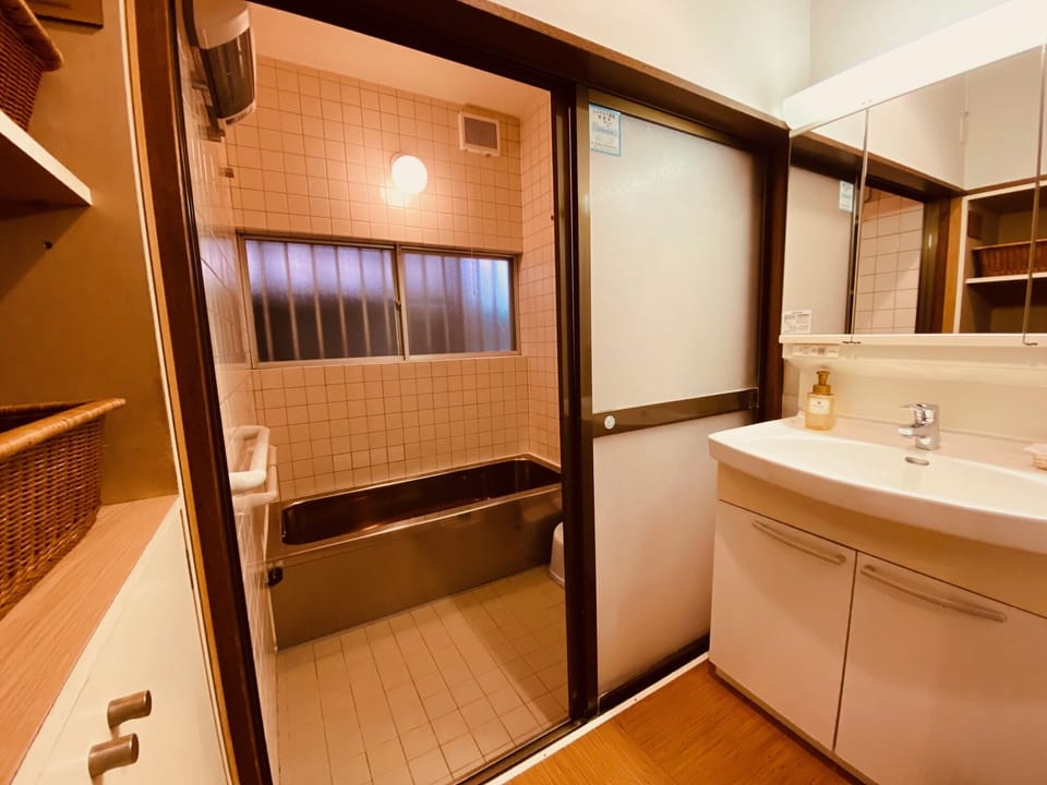Combined shower/tub, free toiletries, hair dryer, slippers