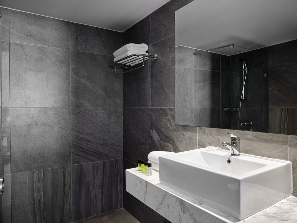 Combined shower/tub, rainfall showerhead, free toiletries, hair dryer