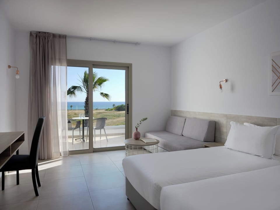 Twin / Double Room Sea View | Minibar, in-room safe, cribs (free), WiFi (free)