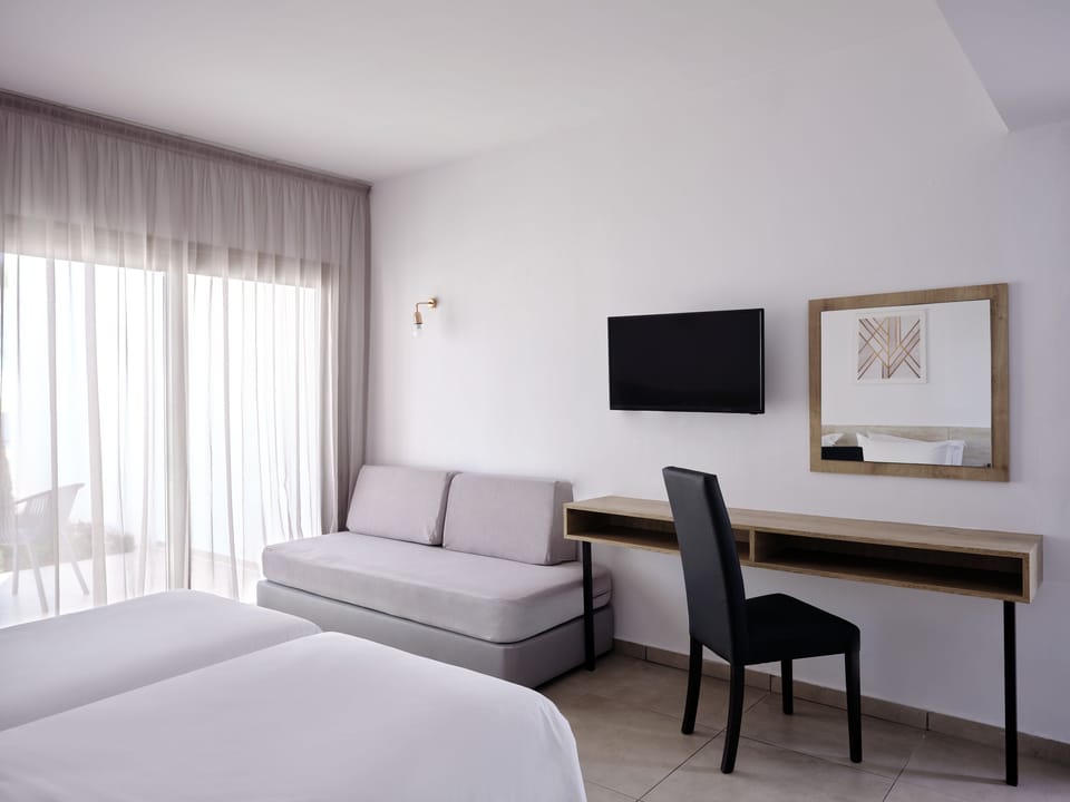 Minibar, in-room safe, cribs (free), WiFi (free)