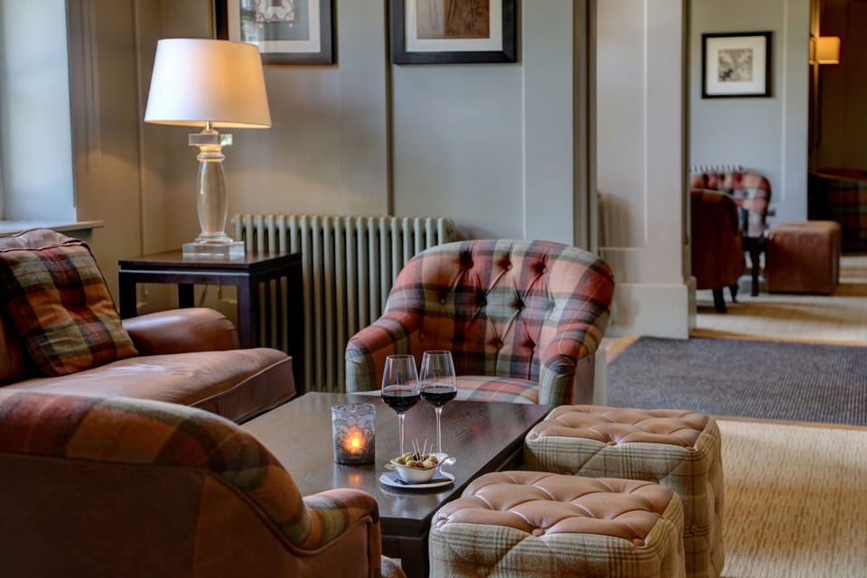 3 bars/lounges, cocktail bar