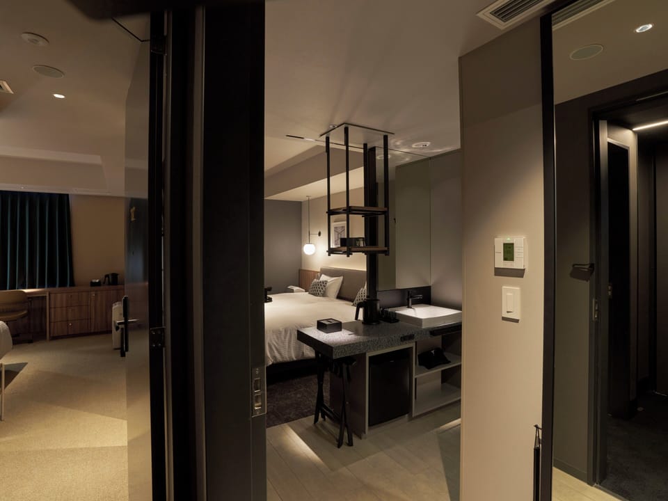 Adjoining Room, Non Smoking | In-room safe, blackout drapes, free WiFi, bed sheets