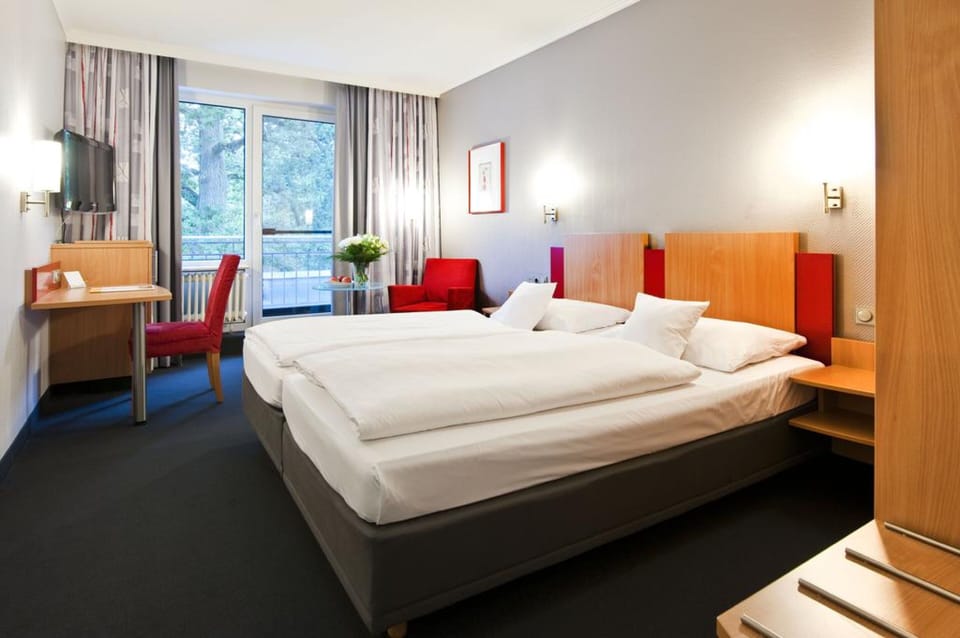 Hypo-allergenic bedding, minibar, in-room safe, desk