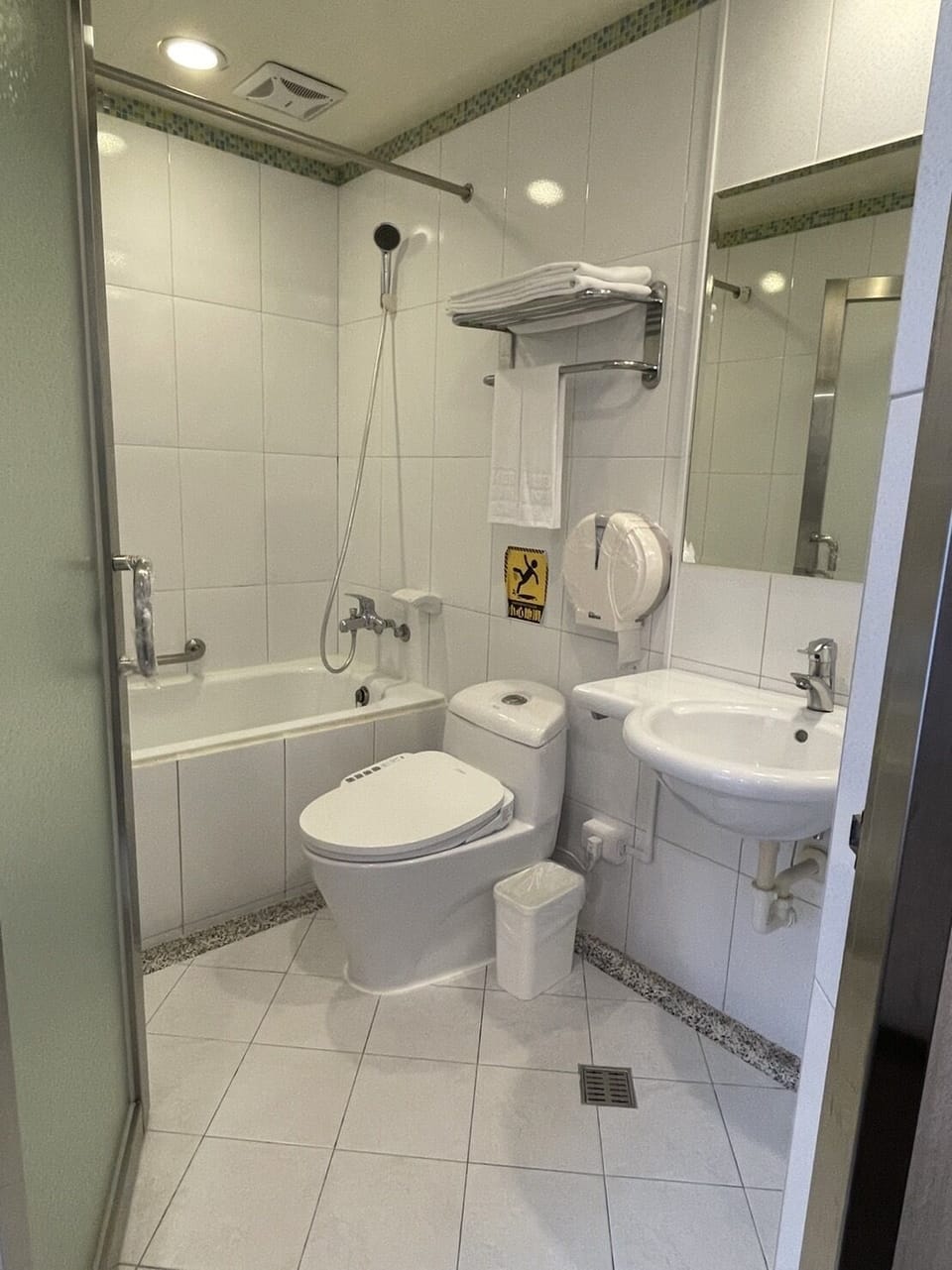 Business Room | Bathroom | Bathtub, free toiletries, hair dryer, electronic bidet