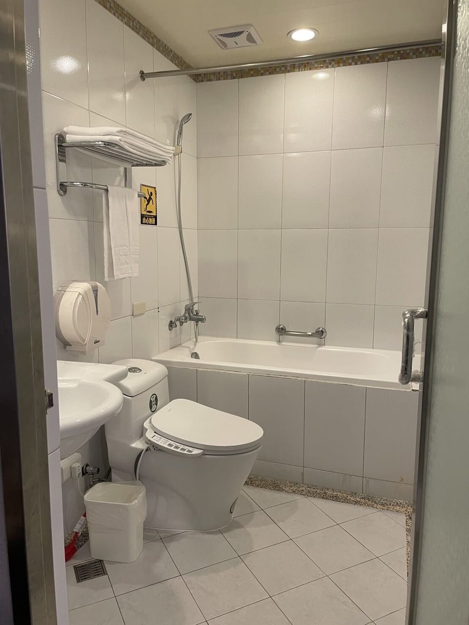 Standard Room | Bathroom | Bathtub, free toiletries, hair dryer, electronic bidet