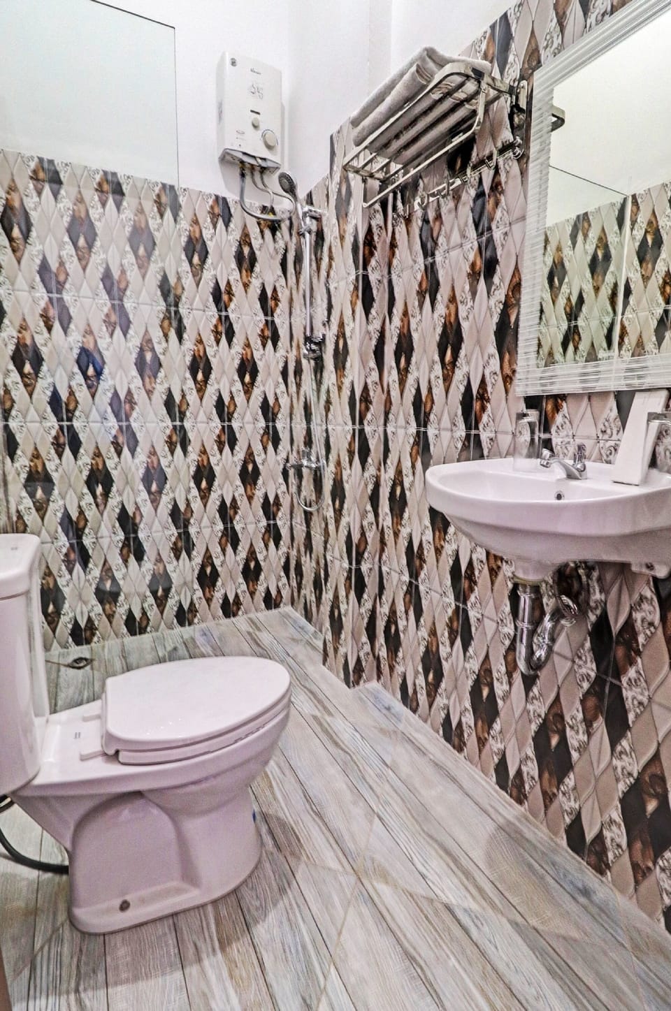 Deluxe Studio | Bathroom | Shower, towels