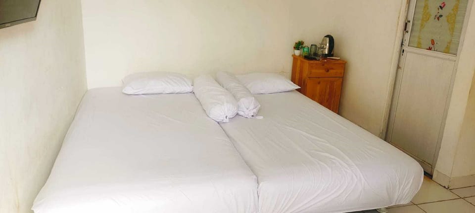 Deluxe Double Room | Desk, WiFi (free), bed sheets