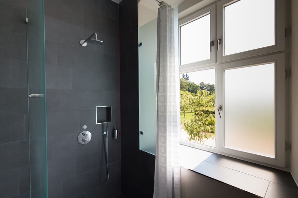 Deluxe Double Room | Bathroom | Hair dryer, towels, shampoo