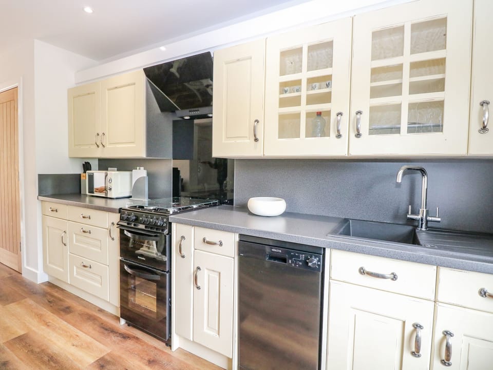 Cottage | Private kitchen | Fridge, dishwasher, electric kettle, toaster