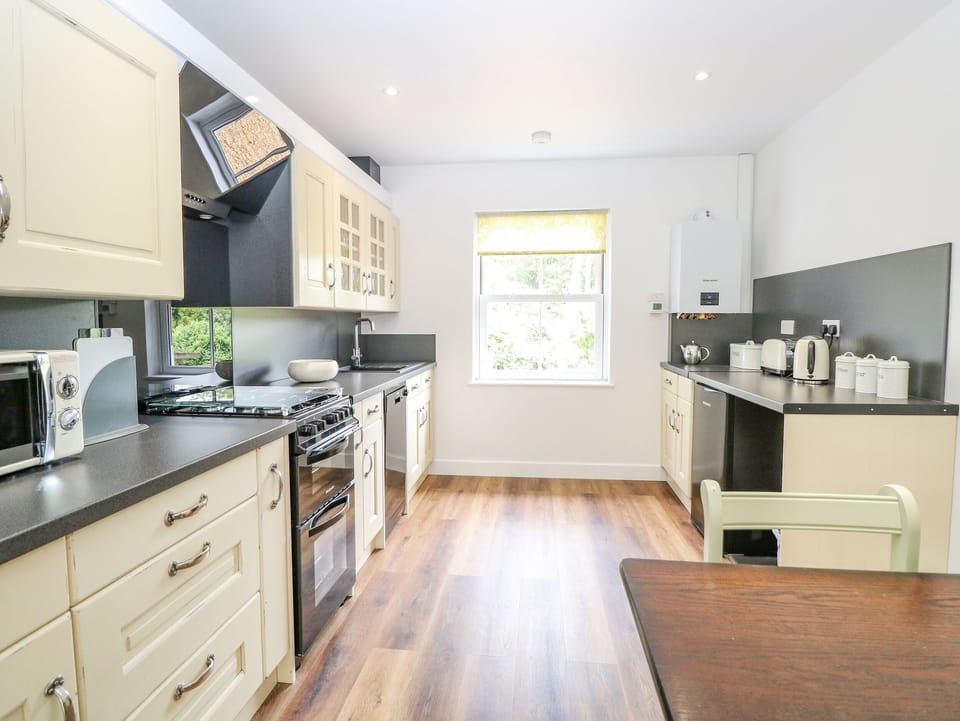 Cottage | Private kitchen | Fridge, dishwasher, electric kettle, toaster