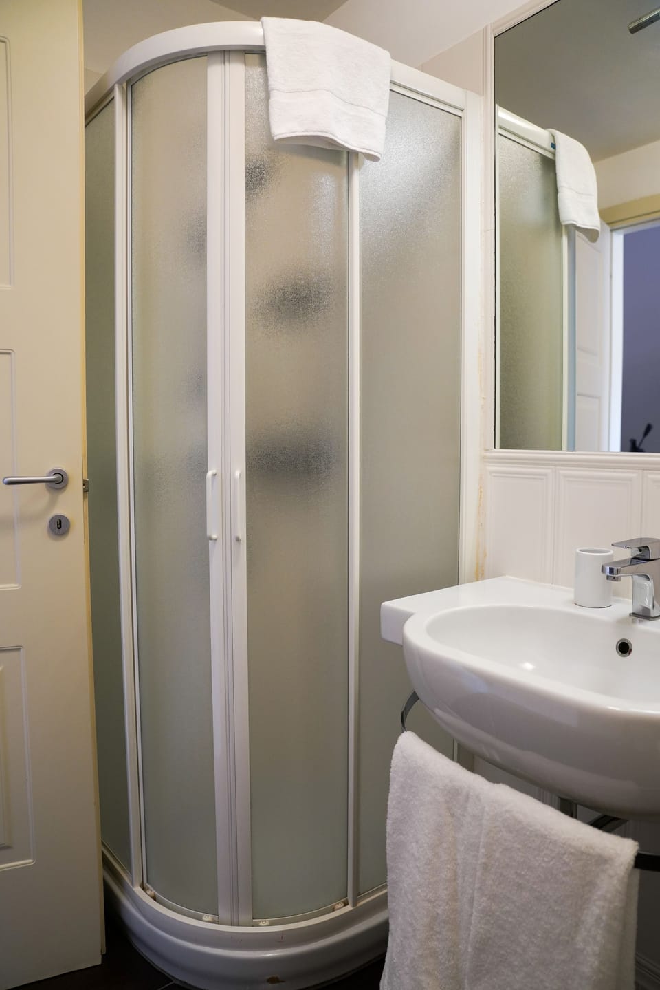 Superior Double Room | Bathroom | Free toiletries, hair dryer, bidet, towels