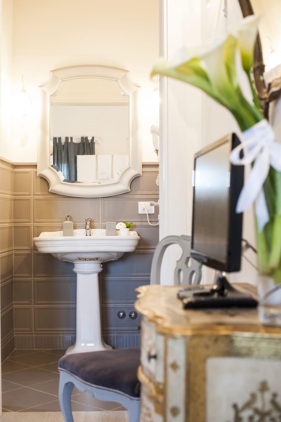Classic Double or Twin Room | Bathroom | Free toiletries, hair dryer, bidet, towels