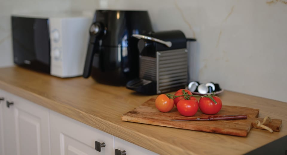 Full-size fridge, oven, electric kettle, cookware/dishes/utensils