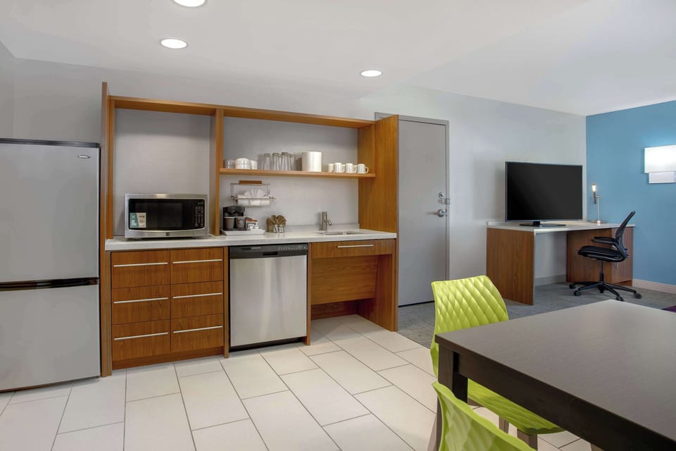 Fridge, microwave, dishwasher, cookware/dishes/utensils