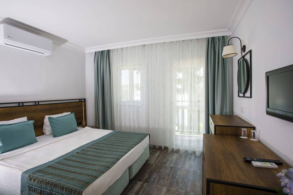 Superior Room | Desk, soundproofing, free WiFi, bed sheets
