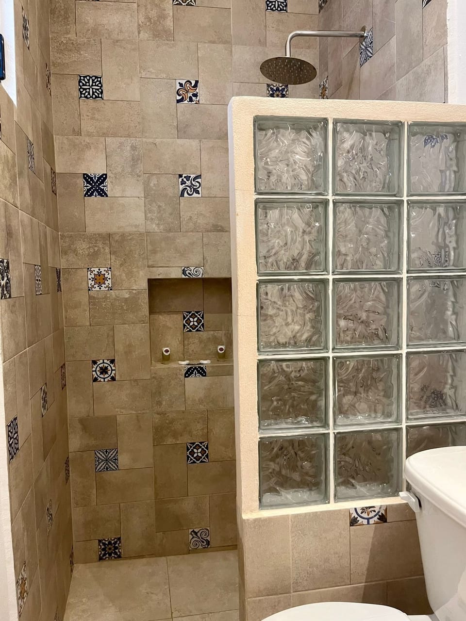 Standard Room | Bathroom | Shower, free toiletries, hair dryer, towels