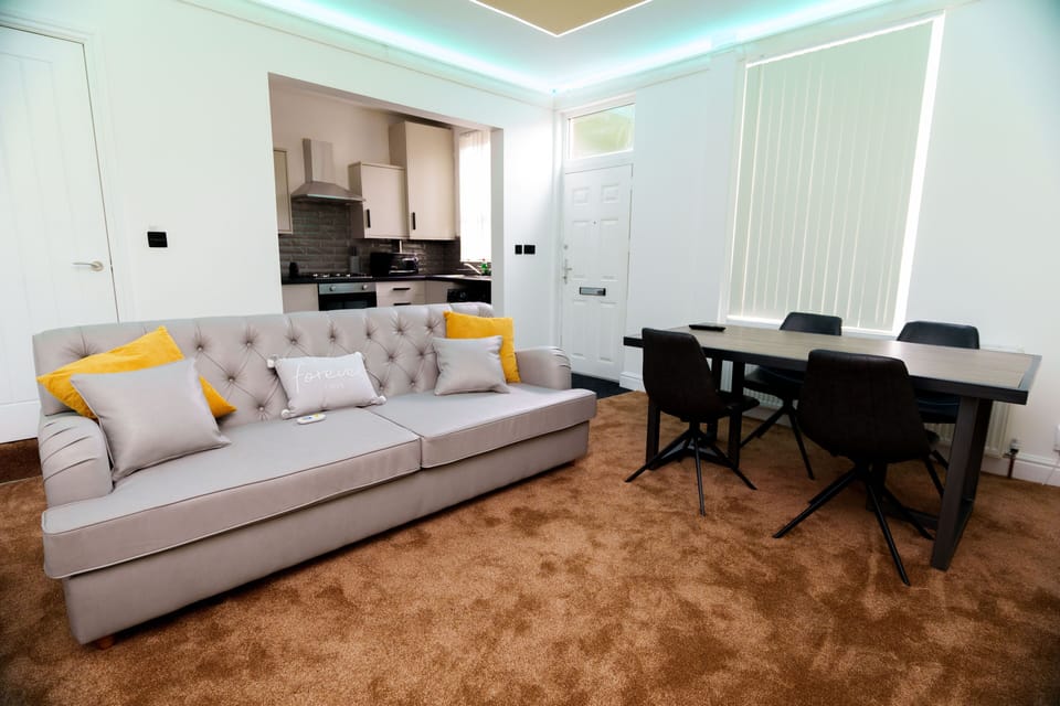 House, Ensuite | Lounge