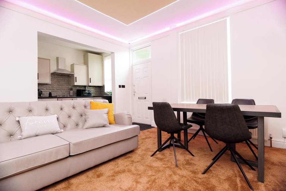 House, Ensuite | Lounge