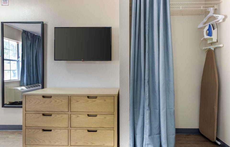 Deluxe Studio, 1 Queen Bed with Sofa bed, Non Smoking | Desk, laptop workspace, iron/ironing board, free WiFi