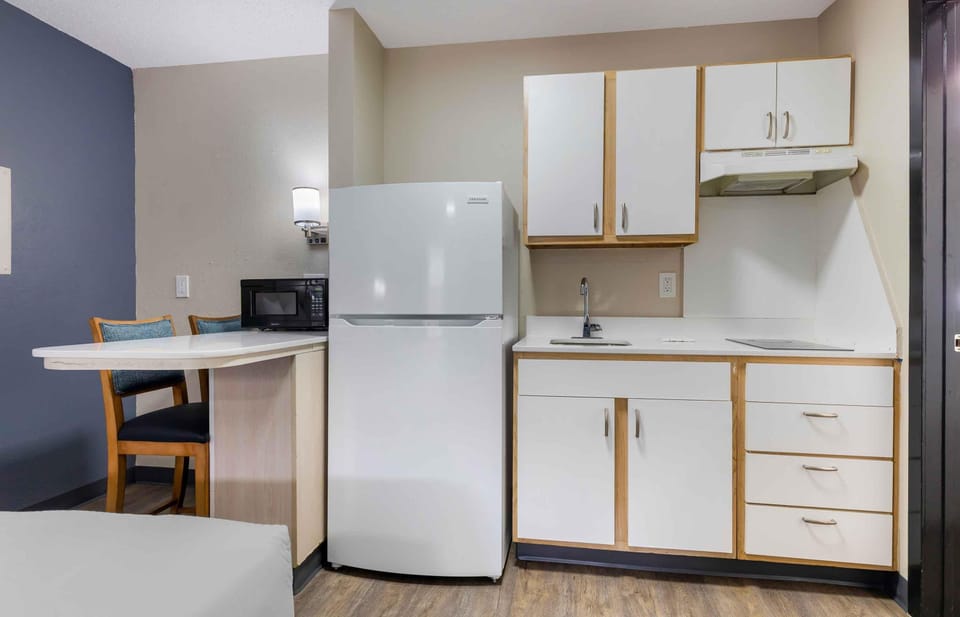 Full-size fridge, microwave, stovetop, coffee/tea maker