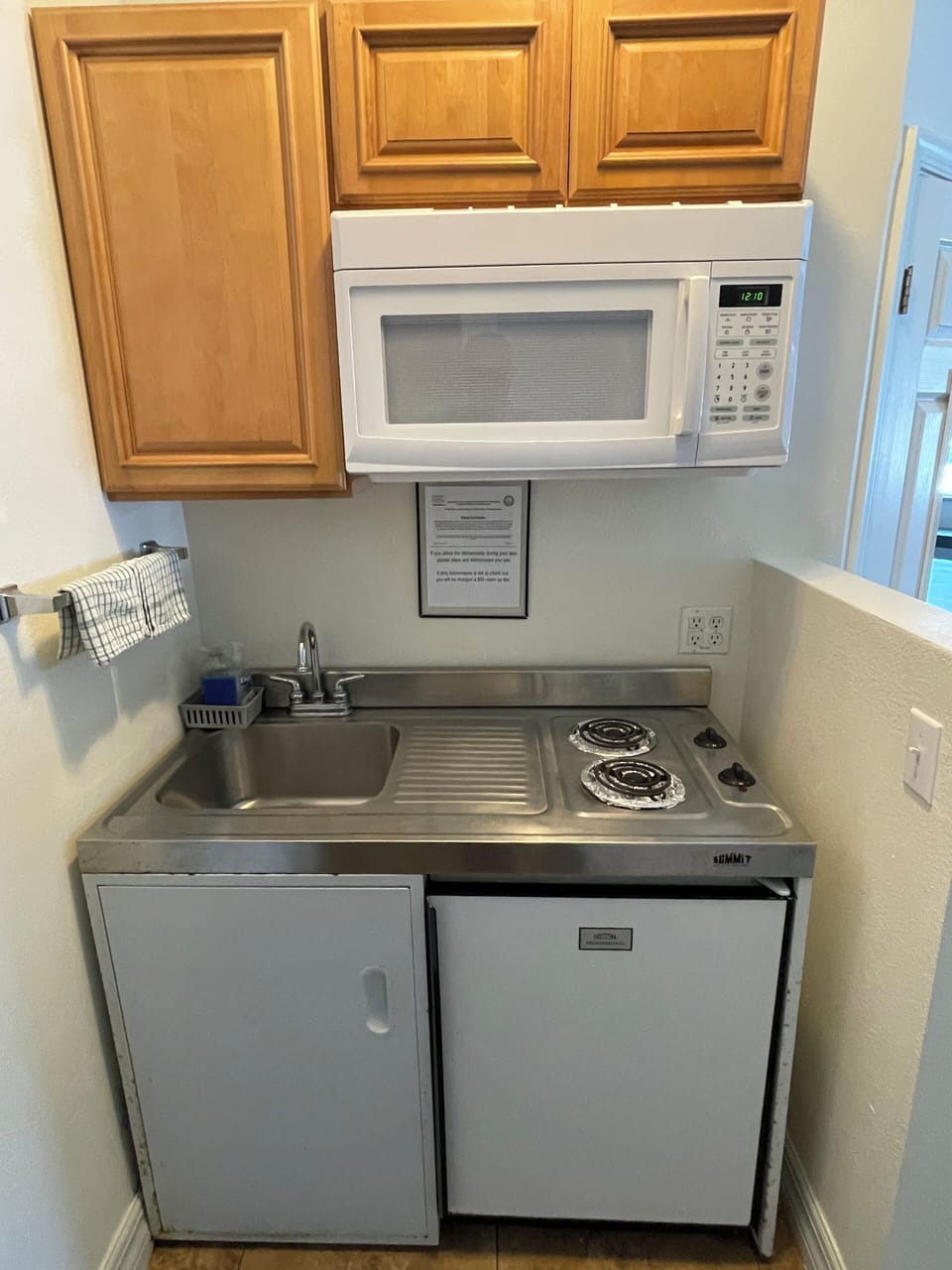 Standard Room, 1 King Bed, Kitchenette, Ocean View | Private kitchenette | Coffee/tea maker, mini-fridge, microwave