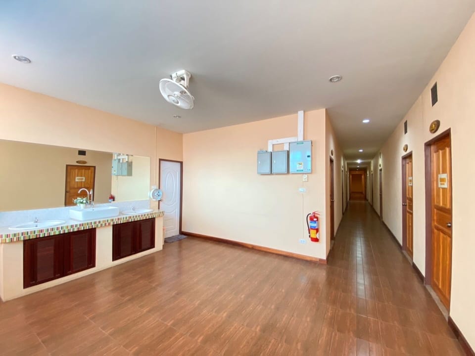 Basic Room | Bathroom | Shower, towels