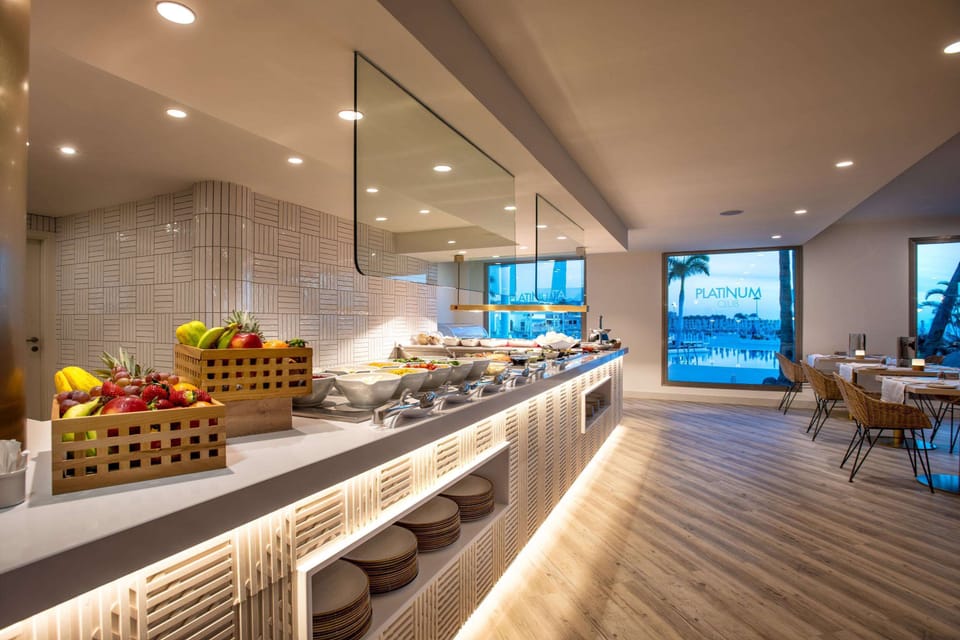 3 restaurants; breakfast, lunch, and dinner served