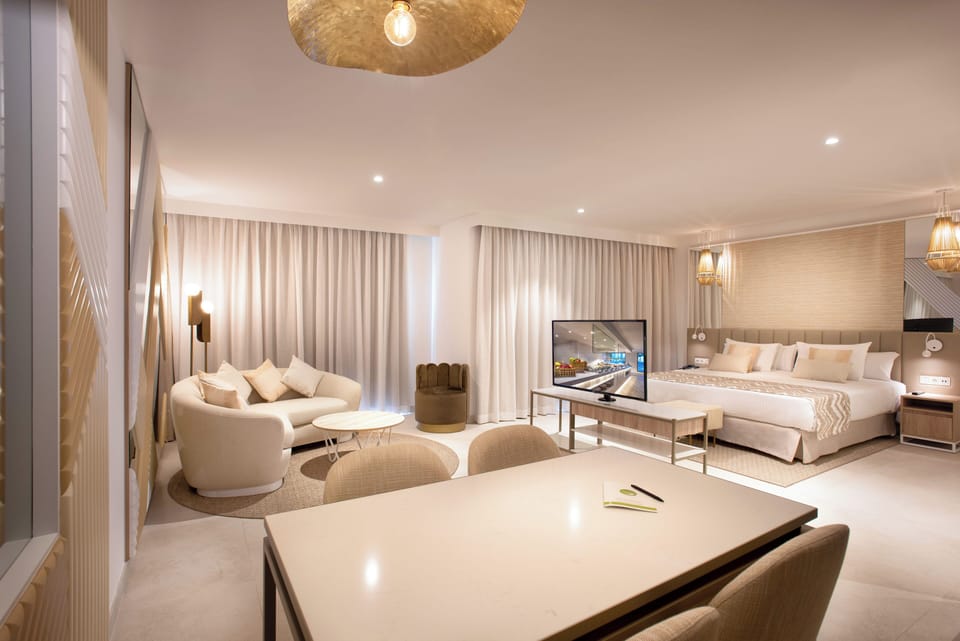 Suite, Partial Sea View (Platinum, 2 adults) | Living area | Table tennis