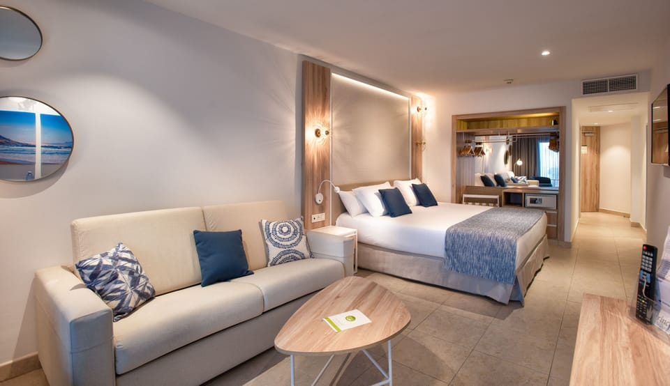 Standard Room (3 adults) | Living area | Table tennis