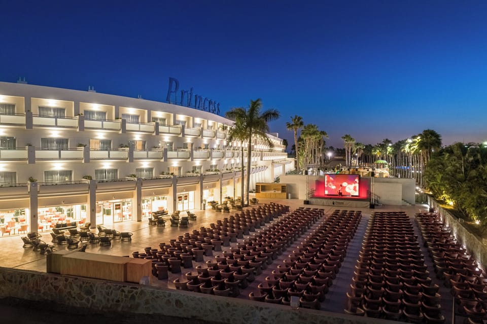 5 bars/lounges, 4 poolside bars