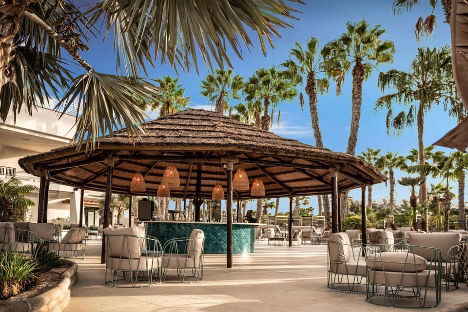 5 bars/lounges, 4 poolside bars