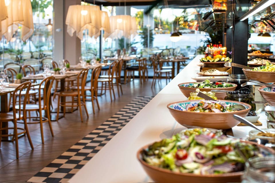 5 restaurants; breakfast, lunch, dinner, and brunch served