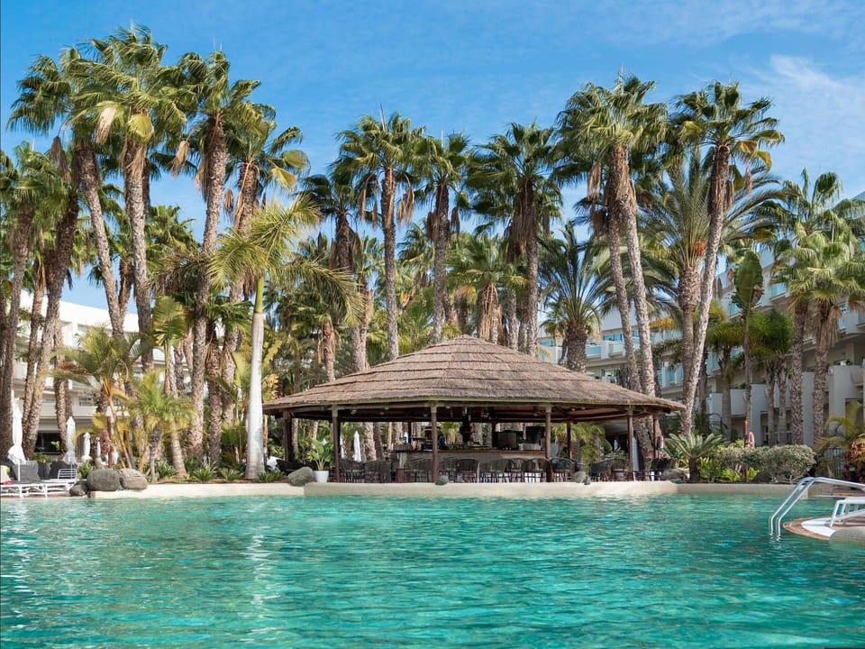 5 outdoor pools, pool umbrellas, sun loungers