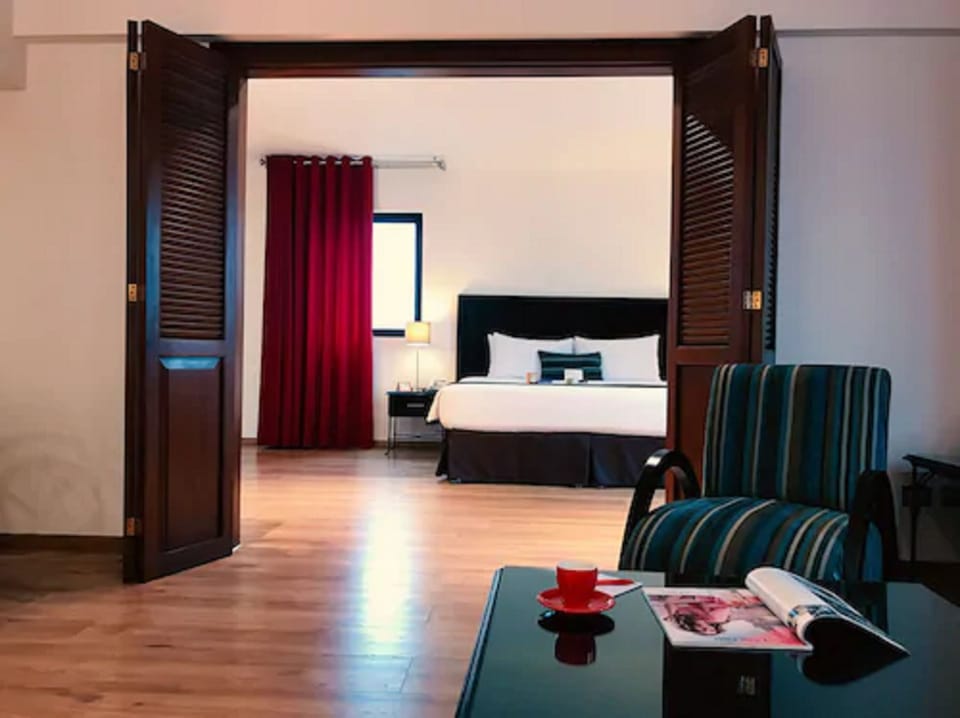 Premium bedding, down comforters, minibar, in-room safe