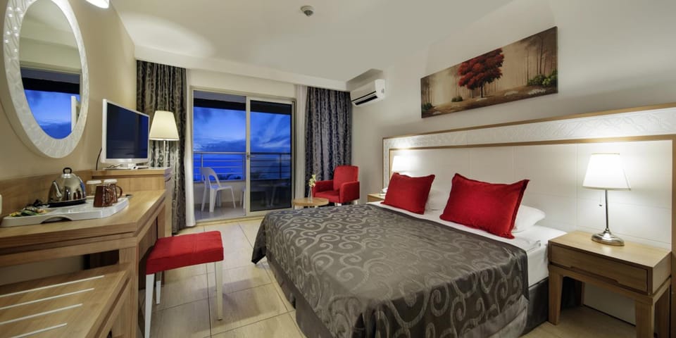 Minibar, in-room safe, desk, WiFi (free)