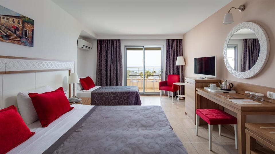 Minibar, in-room safe, desk, WiFi (free)