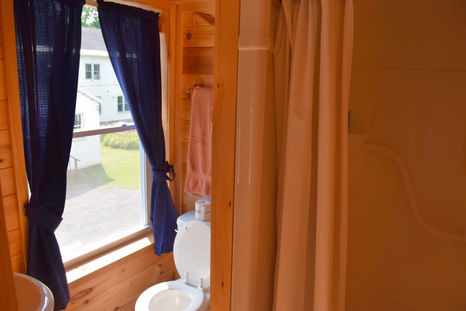 Standard Room (2 Doubles, 1 Single Bed) | Bathroom | Free toiletries, towels