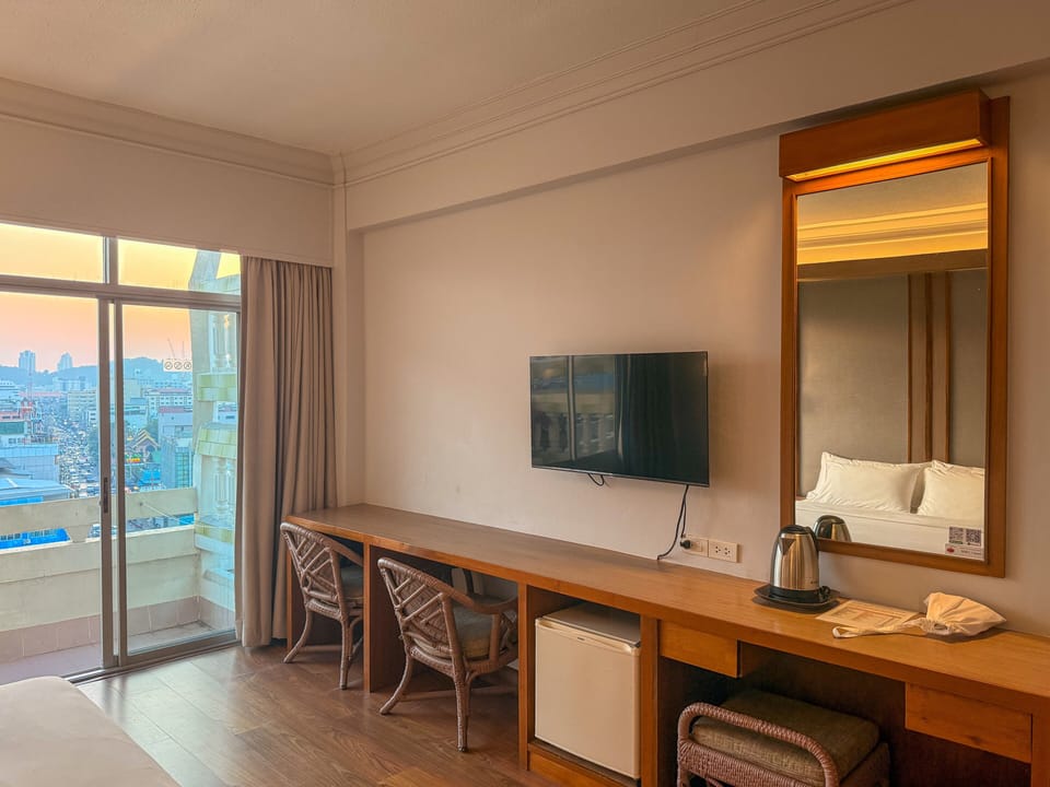 Deluxe Double or Twin Room | Minibar, in-room safe, soundproofing, rollaway beds