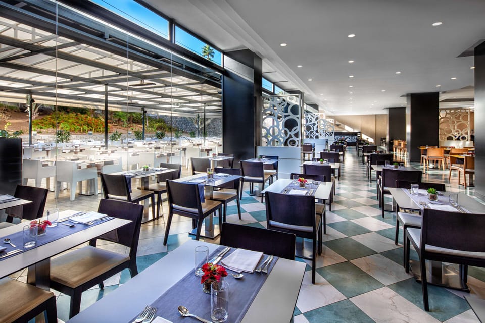 2 restaurants; breakfast, lunch, and dinner served