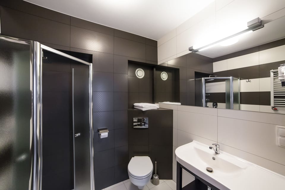 Single Room, Balcony | Bathroom | Shower, free toiletries, hair dryer, towels
