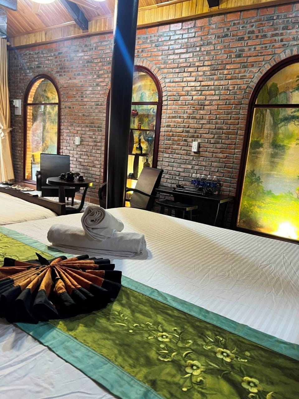 Premium bedding, minibar, desk, free WiFi
