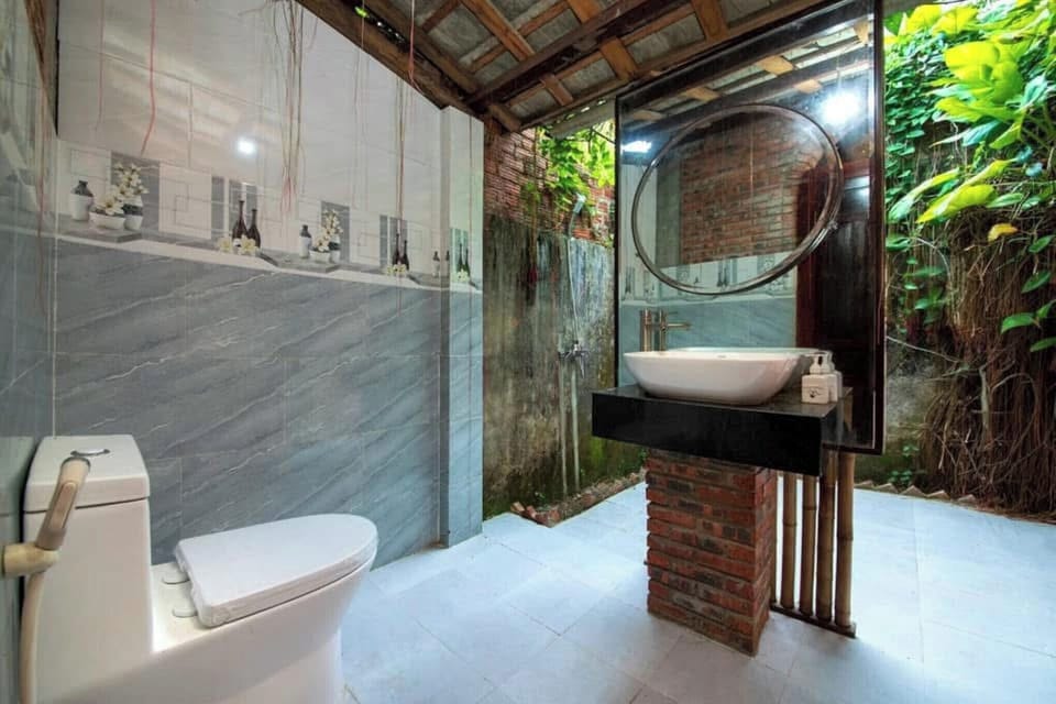 Villa | Bathroom | Shower, rainfall showerhead, free toiletries, hair dryer
